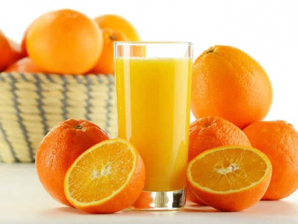 Hoặc thậm chí tốt hơn, người tiểu đường nên ăn cả quả cam thay vì ép lấy nước uống để dung nạp được cả chất xơ và chất chống oxy hóa. Ảnh: cachlammonngon.