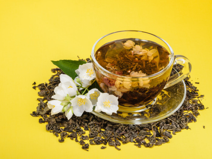 Trà hoa nhài có nhiều polyphenol hoạt động như chất chống oxy hóa trong cơ thể bạn và bảo vệ các tế bào của bạn chống lại các gốc tự do. Ảnh: organicfacts.