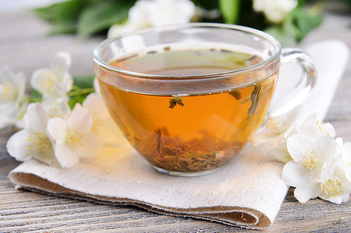 Trà hoa nhài còn rất tốt cho sức khỏe răng miệng, chống hôi miệng do polyphenol trong trà hoa nhài có thể giúp trung hòa các vi khuẩn hình thành mảng bám như Streptococcus mutans. Ảnh: momjunction.