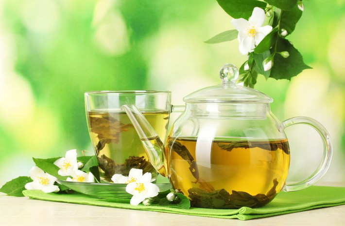Trà hoa nhài có chứa caffeine và L-theanine, có thể giúp bạn tỉnh táo và cảnh giác hơn. Thêm vào đó, nó còn giúp cải thiện trí nhớ ngắn hạn. Ảnh: thaoduocbaolien.