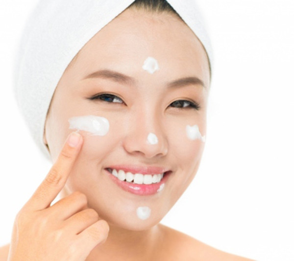 Một làn da khỏe mạnh sẽ ít bị bắt nắng hơn. Do đó, bạn nên sử dụng các sản phẩm dưỡng da trước khi đi ngủ để cải thiện làn da, giúp da khỏe khoắn và tươi sáng hơn. Ảnh: wikitieudung.