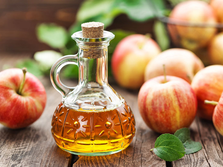 Bên cạnh đó, bạn có thể sử dụng giấm táo bằng cách ngâm một miếng bông gòn trong giấm táo, sau đó đặt miếng bông gòn lên trên mụn thịt và băng trong 15 đến 30 phút rồi rửa sạch da. Ảnh: healthline.