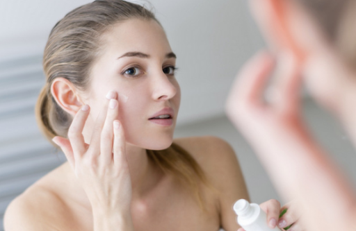 Điều này sẽ giúp khóa ẩm và cấp nước cho da tốt hơn nhiều so với việc thoa lên vùng da khô hoàn toàn. Thực tế, phụ nữ Hàn Quốc thường thoa kem dưỡng ẩm trong vòng 3 giây sau khi rửa mặt. Đây cũng là bí quyết để có làn da trắng sứ không tì vết của chị em xứ kim chi.
