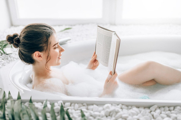 Thời gian tắm cũng ảnh hưởng không nhỏ đến sức khỏe làn da. Cụ thể, thời gian tắm càng lâu thì da càng dễ bị khô. Sẽ an toàn hơn khi bạn tắm nước ấm trong thời gian ngắn (dưới 20 phút). Chú ý sử dụng xà phòng dịu nhẹ thay vì các chất tẩy rửa khiến da mất đi hàng rào bảo vệ.