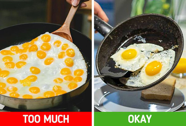 Ăn nhiều trứng. Trứng là nguồn cung cấp protein dồi dào nhưng có thể gây khô da khi ăn nhiều. Cụ thể, tiêu thụ lượng lớn vitamin A trong trứng ảnh hưởng xấu đến làn da. Chuyên gia sức khỏe khuyến nghị, cố gắng kiểm soát không ăn quá 3 quả trứng mỗi ngày để nhận được nhiều lợi ích.