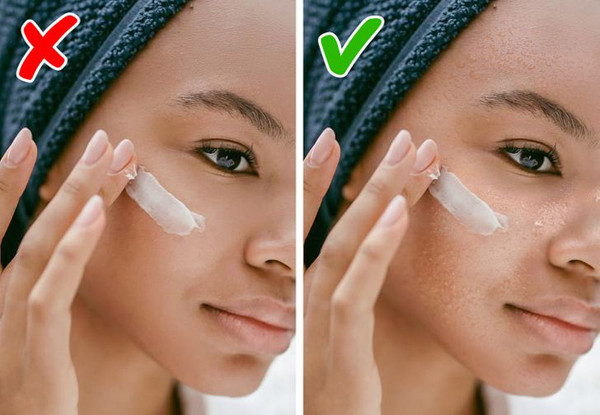 Thoa kem dưỡng ẩm không đúng lúc. Sử dụng kem dưỡng ẩm đúng thời điểm giúp bạn nhận được lợi ích tối đa. Thay vì lau khô mặt rồi thoa kem dưỡng, hãy thay đổi thói quen dưỡng da bằng cách thoa kem khi da còn ẩm.