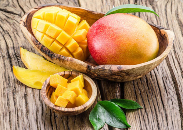 Xoài. Xoài dầm đá là món ăn giải nhiệt ưa thích ngày hè. Vậy nhưng, không nên ăn xoài khi nắng nóng. Nguyên nhân bởi xoài chứa nhiều kali – một chất lợi tiểu tự nhiên. Ăn quá nhiều sẽ khiến bạn mất nước nhanh hơn.