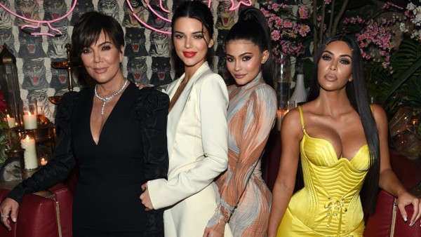 Nhiều người cho rằng, những ngôi sao nhà Kardashian có điều kiện về kinh tế lẫn thời gian. Để có thân hình vạn người mê như vậy, họ phải đầu tư bài bản về chế độ ăn uống lẫn tập luyện. Đúng là họ rất chú trọng việc giữ dáng song không phải lúc nào cũng quá xa xỉ. Mới đây, trang Eatthis tiết lộ “gia đình thị phi” Kardashian có những mẹo ăn uống đơn giản, ai cũng có thể làm theo.