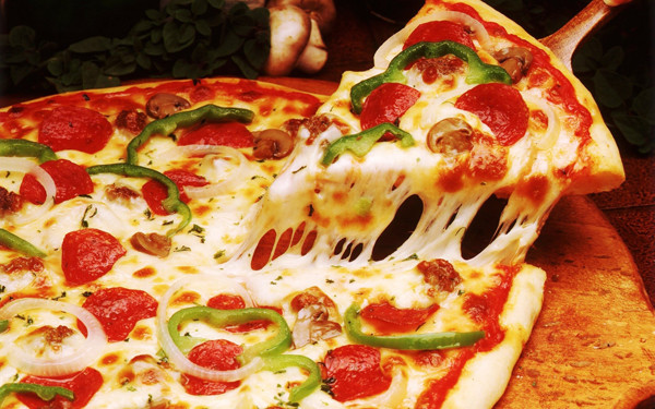 Minh họa những gì mình viết, Khloe cho biết nếu bản thân muốn ăn pizza, cô sẽ cho phép bản thân ăn nó và thay đổi từng chút. Đó là một phần của việc có chế độ ăn uống lành mạnh và cân bằng.