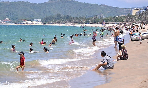 Quan niệm dân gian cho rằng, nước biển chứa muối nên rất “lành”, thậm chí có khả năng hỗ trợ làm liền vết thương hở. Không đồng ý với quan điểm trên, VDH cho rằng không bơi khi có vết thương hở. Nếu bất chấp, bạn dễ bị vi khuẩn Vibrio tấn công, gây nên tình trạng viêm da mô mềm nghiêm trọng.