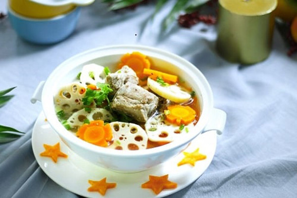 Bình thường, củ sen thường có 7 lỗ hoặc 9 lỗ khiến nhiều người băn khoăn không biết nên chọn loại nào. Theo những người trồng sen nhiều năm, củ sen 7 lỗ và 9 lỗ có sự khác biệt đáng kể. Tùy vào mục đích sử dụng mà lựa chọn loại phù hợp.