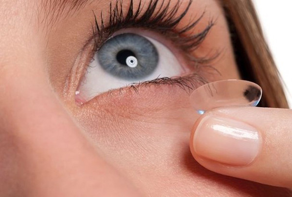 Theo CDC, ngoài mối nguy từ vi khuẩn acanthamoeba, nước cũng ảnh hưởng đến kính áp tròng khiến chúng thay đổi hình dạng, dày hơn và dính vào mắt của người dùng. Điều này không chỉ khó chịu mà còn làm xước giác mạc.
