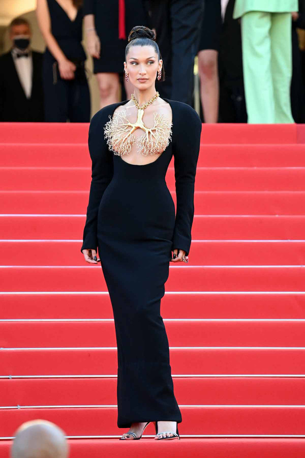 Lần góp mặt tại LHP Cannes năm nay, Bella Hadid tiếp tục khiến mọi ống kính không thể làm ngơ khi diện thiết kế nằm trong bộ sưu tập Thu Đông 2021.