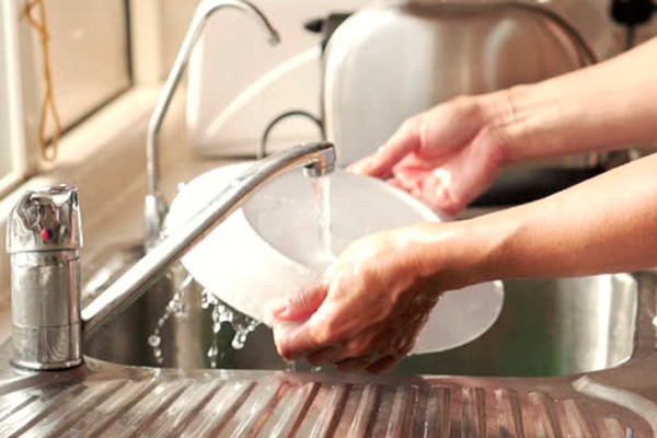 Để bảo vệ bản thân, CDC khuyến nghị không thực hiện các hoạt động liên quan đến nước như rửa bát trong cơn giông. Tránh sử dụng các thiết bị điện tử hoặc điện thoại có dây.