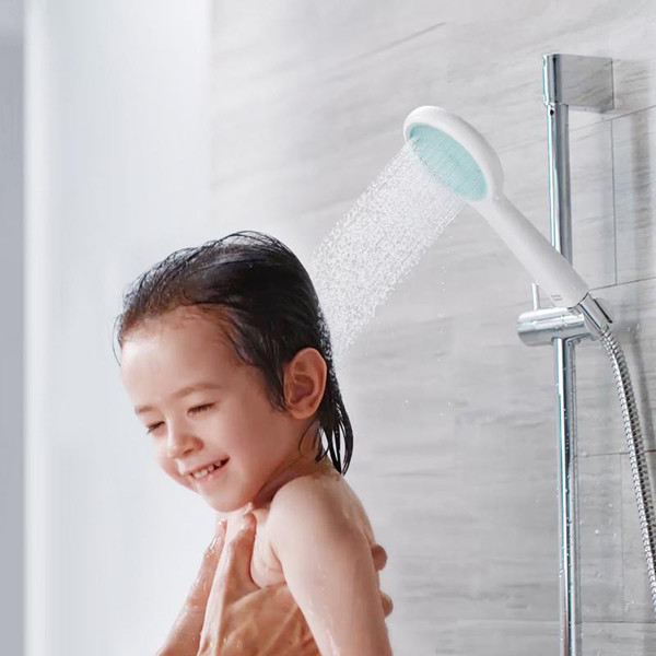 Ngay cả tắm trong nhà khi mưa bão cũng không hề an toàn. Trung tâm Kiểm soát và Phòng ngừa Dịch bệnh Mỹ (CDC) cảnh báo, tuyệt đối không tắm khi có tiếng sét, nhất là tắm trực tiếp từ vòi sen.