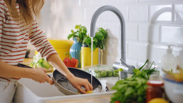 Không chỉ tắm trong cơn giông làm tăng nguy cơ bị sét đánh. Có nhiều hoạt động trong nhà khác có thể vô tình khiến bạn gặp rủi ro.