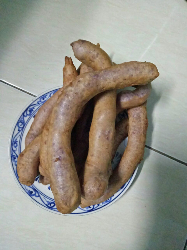 Một “tác phẩm” có tính đánh đố người xem. Ngay sau khi được chia sẻ, món ăn khiến bàn dân thiên hạ không thể chấm điểm vì không biết là dồi luộc hay bánh khoai mỡ chiên.