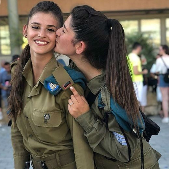 Israel là một trong số ít quốc gia trên thế giới yêu cầu phụ nữ phải thực hiện nghĩa vụ quân sự bắt buộc. Phụ nữ tại ngũ được trao quyền bình đẳng cho tất cả các vị trí trong IDF. Ảnh: militaryranks.info.
