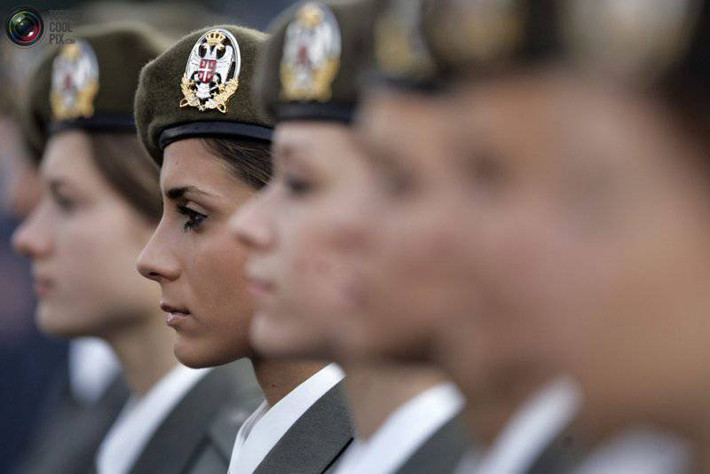 5. Serbia: Nữ quân nhân Serbia thu hút với vẻ đẹp đặc trưng, kết hợp với chiều cao lý tưởng, mái tóc dày bóng, đôi chân dài và hình thể mảnh mai. Nguồn gốc đa dạng văn hóa từ thời Byzantine và ảnh hưởng từ Nga và châu Âu tạo nên nét đẹp đặc trưng của phái đẹp trong Lực lượng Vũ trang Serbia. Ảnh: Reuters.