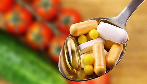 Bổ sung nhiều vitamin. Nhóm nghiên cứu tại Đại học Oxford (Anh) phát hiện những người có hàm lượng vitamin B12 trong máu thấp hơn 6 lần so với người bình thường sẽ có nhiều khả năng gặp vấn đề về trí nhớ hơn. Vitamin B12 có nhiều trong gan, cá, sò, thịt gia cầm, trứng, sữa và sữa chua…