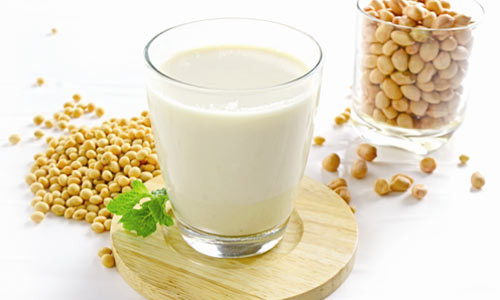 Uống mật ong với sữa đậu nành. Trong Đậu phụ (tàu hũ) thường có thạch cao và trong mật ong thì có đường. Hai thành phần này gặp nhau sẽ tạo hiện tượng vón cục, đông cứng trong dạ dày gây khó thở, hụt hơi rồi hôn mê. Đặc biệt, nếu mắc bệnh tim mạch, thời gian dẫn đến tử vong có thể nhanh hơn.