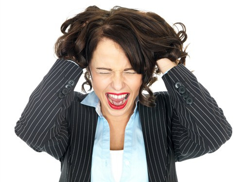 Hội chứng tiền kinh nguyệt: Là những thay đổi về sinh lý và cảm xúc xuất hiện khoảng 5-7 ngày trước khi có kinh. Biểu hiện thường thấy là đầy hơi, đau ngực, mệt mỏi, tay chân vụng về, dễ nổi giận, tâm trạng thất thường, mất tập trung… Nguyên nhân chủ yếu là do sự mất cân bằng hormone trong cơ thể trước ngày hành kinh và ảnh hưởng đến sự rụng trứng.