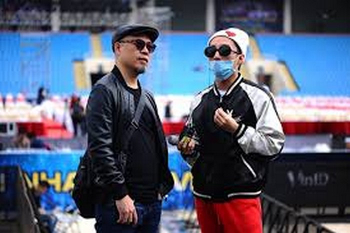Sau tất cả những lùm xùm, ngay khi nhìn thấy người thầy đáng kính là nhạc sĩ Huy Tuấn, Sơn Tùng vẫn lễ phép đến chào hỏi, bắt tay và trò chuyện thân thiết. Ảnh: Zingnews.