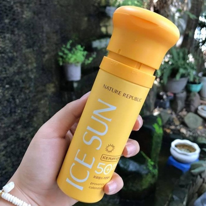 Kem chống nắng Ice Puff Sun của Nature Republic. Sản phẩm hot nhất mùa hè này. Sản phẩm này có khả năng che phủ khỏi ánh nắng mặt trời đến 12 giờ đồng hồ. Nó có khả năng làm mát da, chống nắng và thay kem nền. Ảnh: Dailybeauty.