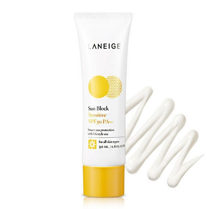 Kem chống nắng Laneige. Loại kem chống nắng này đã trở nên nổi tiếng sau khi xuất hiện trong bộ phim “Hậu duệ mặt trời”. Ưu điểm của nó là mùi thơm rất nhẹ (nên hợp cho cả nam và nữ), chất kem mịn, dùng được cho da nhạy cảm và da dễ bị nổi mụn. Ảnh: Lamdepshop.