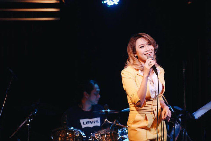 Fan này cho rằng, khi thấy bàn của hai người lớn tuổi có chút vết bẩn, cô đã kêu người phục vụ bàn dọn. Tuy nhiên, không thấy ai ra nên Mỹ Tâm đã tự tay lấy khăn lau bàn sạch sẽ. Khi hai cô chú kêu tự lau thì Mỹ Tâm đáp: "Thôi được rồi cô chú, mấy chuyện này để con, chứ dơ vậy con nhìn khó chịu lắm. Ba cái chuyện nhỏ". Ảnh: Yannews.