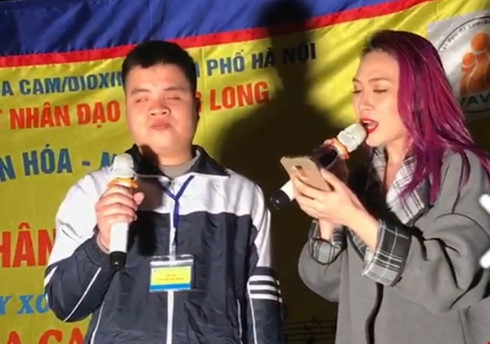 Hành động bất ngờ của nữ ca sĩ đã thu hút nhiều người dân đến với sân khấu ngoài trời và gây hiệu ứng mạnh mẽ trong cộng đồng mạng. Các nghệ sĩ Việt đều đăng đàn và dành những lời tốt đẹp cho nữ ca sĩ "Tóc nâu môi trầm" Ảnh: Showbiz8.