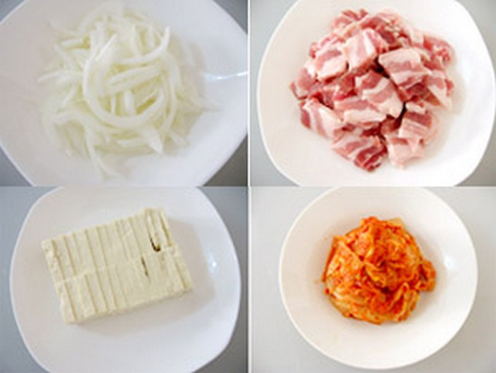 Canh đậu phụ kim chi. Món canh rất ngon cơm vì mang hương vị khá lạ và độc đáo, khác hẳn những món canh truyền thống từ trước tới giờ. Nguyên liệu gồm đậu phụ non, thịt ba chỉ, hành lá, đường, hành tím và tất nhiên không thể thiếu một bát con kim chi. Ảnh: Monan9.