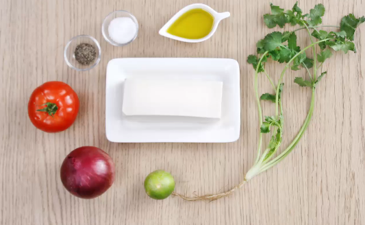 Canh chua đậu phụ. Món canh đơn giản dễ nấu nhưng lại vô cùng dễ ăn nhờ vị thanh mát chua vừa phải cùng màu sắc đẹp mắt. Nguyên liệu chỉ cần đậu phụ non, cà chua, hành ngò. Đậu phụ cắt miếng vừa, cà chua bổ múi cau, hành ngò rửa sạch thái nhỏ. Ảnh: Healthplus.