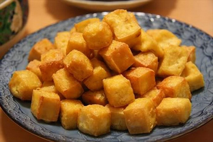 Canh cá sông nấu chua. Nguyên liệu gồm cá trắm, cá chép hoặc cá quả, đậu phụ rán, mẻ, dứa, hành, nghệ và gia vị. Cá làm sạch rửa với nước chanh hay dấm cho bớt tanh. Mẻ lọc lấy nước hòa cùng lượng nước canh vừa ăn. Ảnh: Zaca.