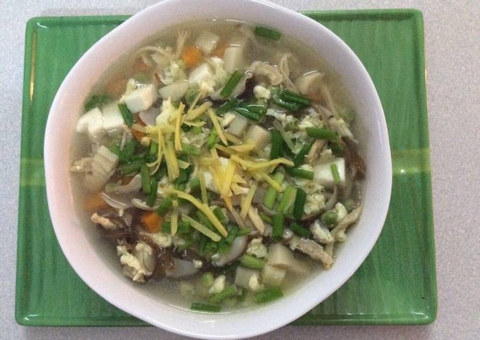 Cho nước vào nồi đun sôi. Khi nước sôi thì cho đậu Hà lan, thịt và các loại nguyên liệu vào đun sôi, nhỏ lửa. Đun khoảng 3p thì cho trứng vào sôi khoảng 1 phút nêm thêm nước vừa ăn và sau cùng là cho hành lá, dầu mè và gừng vào. Tô canh nóng, thơm ăn rất vừa miệng và rất bổ dưỡng, có thể ăn như món súp rau cũng tuyệt. Ảnh: Cookpad.