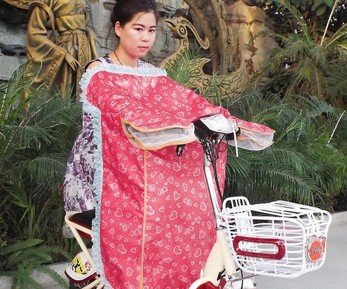 Áo chống nắng của Trung Quốc. Nhiều trang mạng Trung Quốc đã bán chiếc áo này với mức giá khoảng từ 20 NDT đến 80 NDT. Nó có nhiều màu sắc tươi trẻ để bạn chọn lựa. Ảnh: Tintuc.