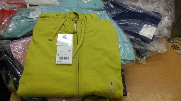 Tuy nhiên nhược điểm của chiếc áo chống nắng này là thiết kế phần tay chỉ đến mu chứ không che kín được như kiểu áo chống nắng hoa. Hơn nữa, để mua được một chiếc áo chống nắng xuất Nhật thì rất khó bởi hàng giả tràn lan khắp thị trường Việt. Ảnh: Shopmebi.