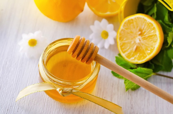 Trong đông y, mật ong là một phương thuốc chữa ngủ mất ngủ hiệu quả và an toàn. Mật ong giúp an thần, giảm stress giúp bạn loại bỏ chứng ngủ không sâu giấc. (Ảnh: Matonglamdep).