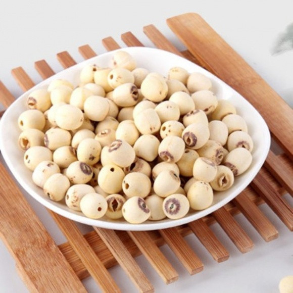 Hạt sen có lẽ là thực phẩm được nhiều người biết đến nhất trong việc giúp ngủ ngon và sâu giấc. Khi dùng, ta nên kết hợp cả hạt sen và tâm sen. Đặc biệt, dùng riêng tâm sen cũng có tác dụng rất tốt trong việc chữa mất ngủ. (Nguồn Ngoisao).