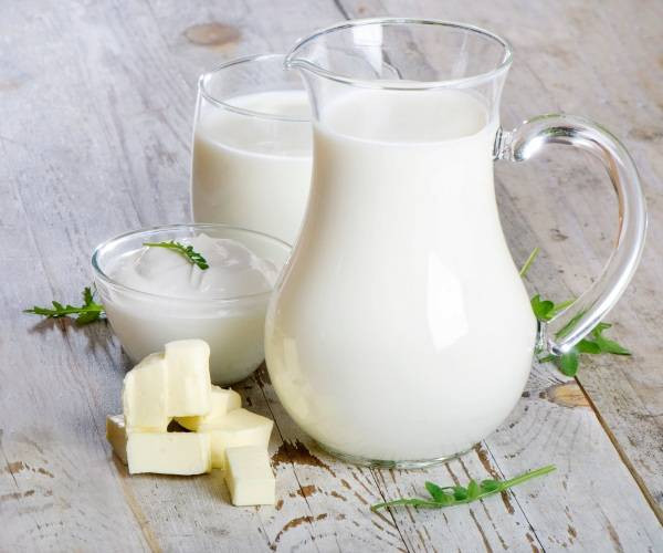 Chữa mất ngủ bằng sữa thực sự khó tin nhưng đó là sự thật. Sữa tươi có chứa axit amin Trytophan giúp sản xuất ra các chất kích thích giấc ngủ là Serotenin và Melatonin. (Nguồn Yeutre).