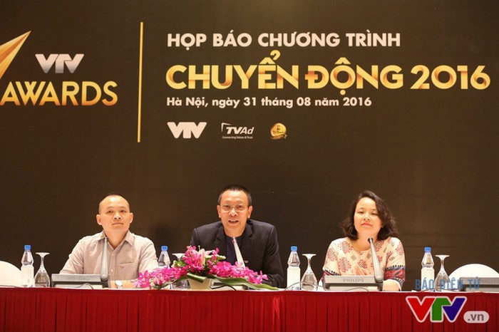 Hình ảnh hai cha con Lại Văn Sâm trong một buổi họp báo VTV Awards – Chuyển động 2016. MC Lại Văn Sâm và con trai đã trả lời thẳng thắn những câu hỏi của báo chí. Ảnh: VTV.