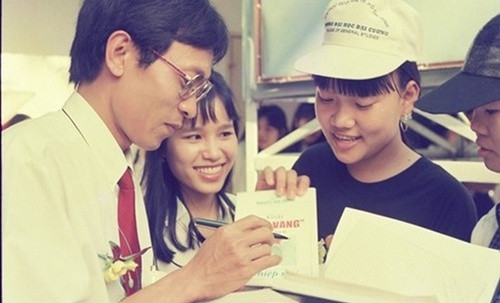 Hình ảnh Lại Văn Sâm trong vòng vây người hâm mộ khi anh tới dự sự kiện trao giải Mai Vàng năm 1996. Ảnh: Nguoinoitieng.