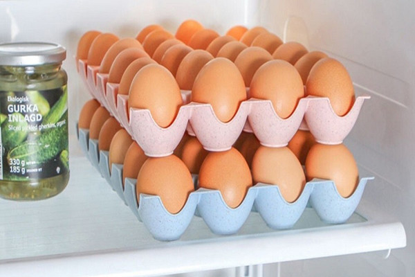 Để bảo quản trứng đúng cách, bạn nên áp dụng mẹo trong nhà là giữ chúng ở trong khay giấy, đặt nơi thoáng mát. Nếu đặt trong tủ lạnh, bạn nên đặt vào bên trong, đảm bảo nhiệt độ ngăn mát tối thiểu 39°F (gần 4°C).