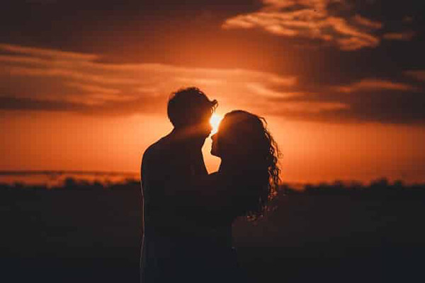 Mơ thấy chuyện quan hệ tình dục là hình ảnh phản ánh đời sống tình cảm của bạn. Thông thường, ban ngày suy nghĩ nhiều hoặc xem phim có hình ảnh gợi cảm, bạn dễ nằm mơ đến chuyện ân ái khi ngủ. Giấc mơ này đơn thuần là sự tái hiện những gì bạn trải qua ban ngày khi ngủ.