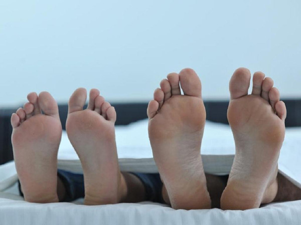 Nằm phòng điều hòa, nhiều người sẽ đắp một chiếc chăn mỏng, hở bàn chân để dễ ngủ. Đắp chăn hở chân giúp bạn cảm thấy dễ chịu, không có cảm giác quá nóng hay quá lạnh. Dù vậy, không ít ý kiến băn khoăn cách ngủ này có ảnh hưởng sức khỏe hay không? (Ảnh minh họa)
