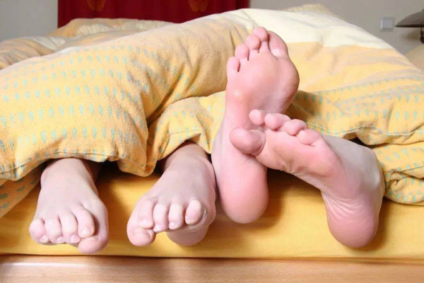 Theo chuyên gia, các vị trí như đầu, tay, chân chứa nhiều huyệt đạo, giúp cơ thể tản nhiệt dễ dàng. Khi ngủ, thân nhiệt sẽ giảm khoảng 1-2°C. Thân nhiệt sẽ tiếp tục giảm khi chúng ta chìm vào giấc ngủ say. Lúc này, đắp chăn kín mít sẽ khiến bạn khó ngủ vì quá ấm. Làm mát chân là cách hiệu quả để giảm thân nhiệt, giúp duy trì sự thoải mái.