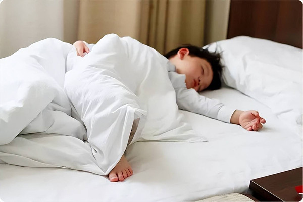 Ngoài việc giúp bạn cảm thấy thoải mái, đắp chăn hở chân khi ngủ còn có lợi trong việc giảm lượng mỡ trắng trong cơ thể. Kết quả nghiên cứu đăng trên tờ Clinical Investigation chỉ ra, chân thích nghi với nhiệt độ lạnh sẽ giúp giảm mỡ trắng, tăng mỡ nâu – một chất béo khỏe mạnh.
