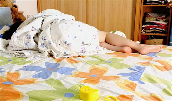 Từ phân tích trên, thói quen để lộ chân khi đắp chăn không gây hại sức khỏe mà còn có lợi. Tùy vào cảm nhận, bạn không cần ép bản thân lựa chọn nên để hở chân hay đắp kín khi ngủ. Thay vào đó, bạn nên cân nhắc tư thế ngủ có lợi cho sức khỏe.
