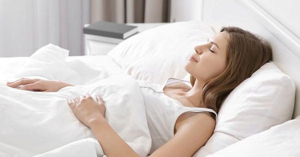 Nằm ngửa là tư thế tư thế ngủ tốt nhất song không thích hợp với người béo phì, người mắc bệnh tim phổi, người say rượu. Giải thích nhận định này, chuyên gia cho biết người béo phì khi ngủ phần gốc lưỡi rất dễ tụt ra sau, từ đó gây bít lỗ mũi và đường hô hấp, gây hiện tượng ngủ ngáy, thậm chí ngưng thở khi ngủ.