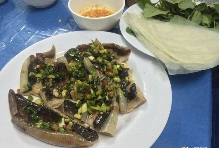 Cá lồi sống chủ yếu ở các vùng biển miền Trung và Nam Trung Bộ. Đặc biệt, món cá lồi xối mỡ hành với hương vị thơm ngon khó diễn tả là đặc sản nổi tiếng của tỉnh Phan Thiết. Ảnh: chudu24.